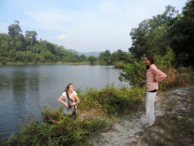 Anna und Aurelie wollen den See im Regenwald sehen.